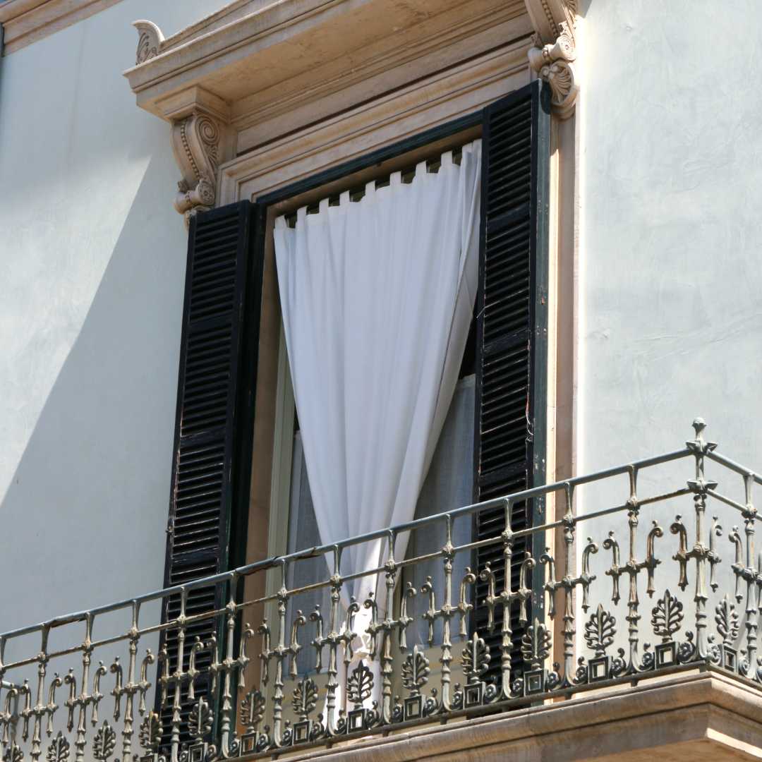 Stilren balkong gardiner till liten balkong.