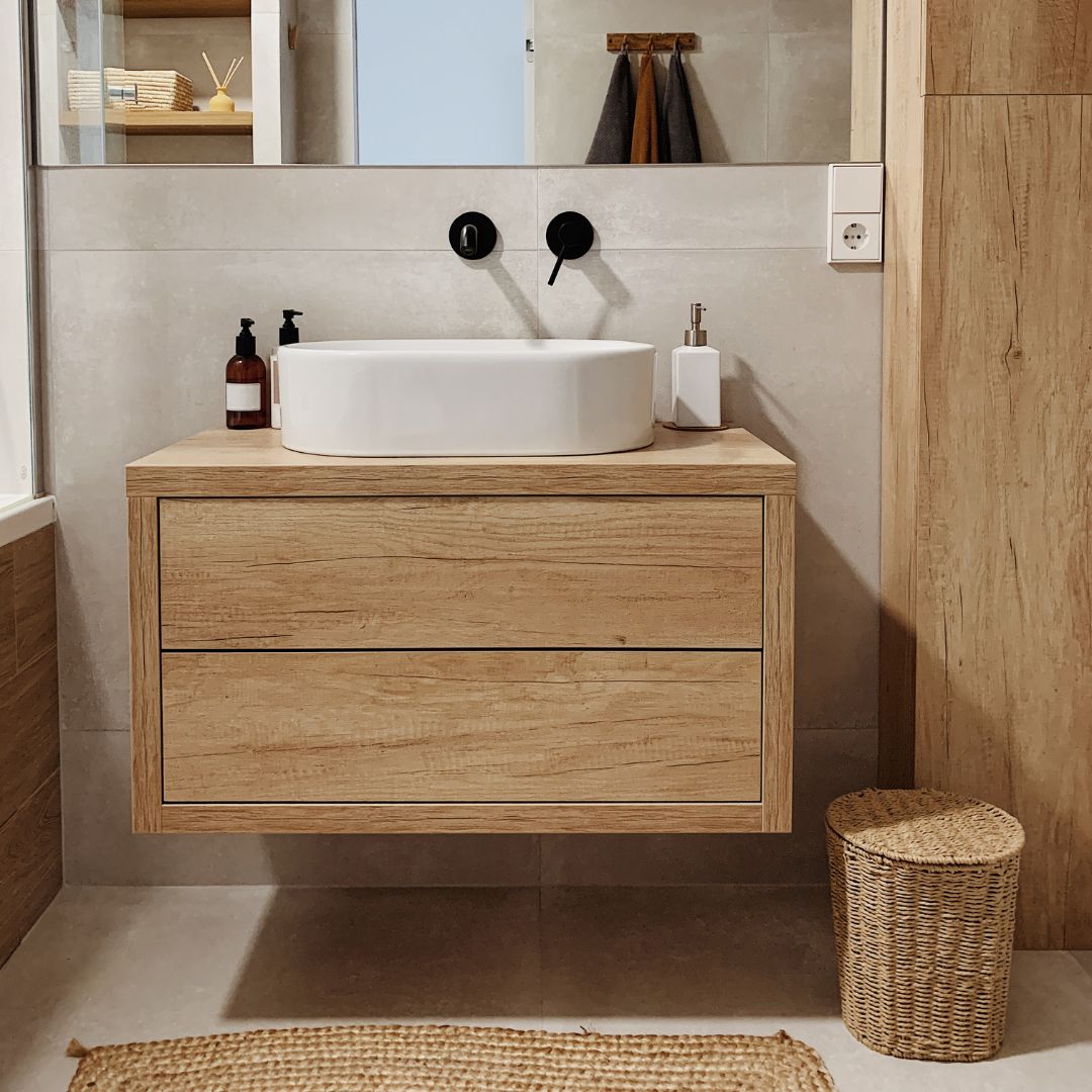 Stilren grå badrumsmatta som matchar modern badrumsinredning.
