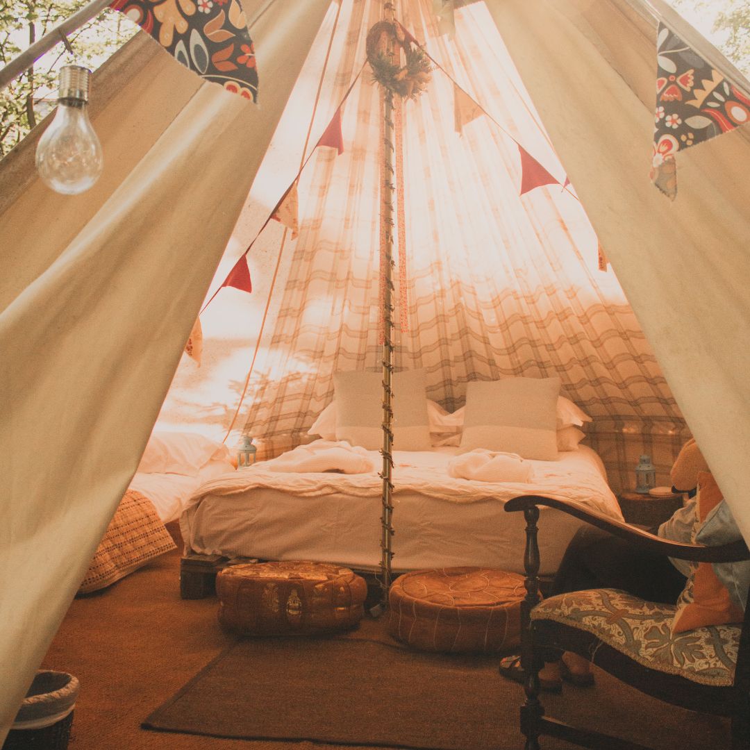 Tältmatta i ett mysigt tält med säng, matta, stol och annat för en härlig kväll.