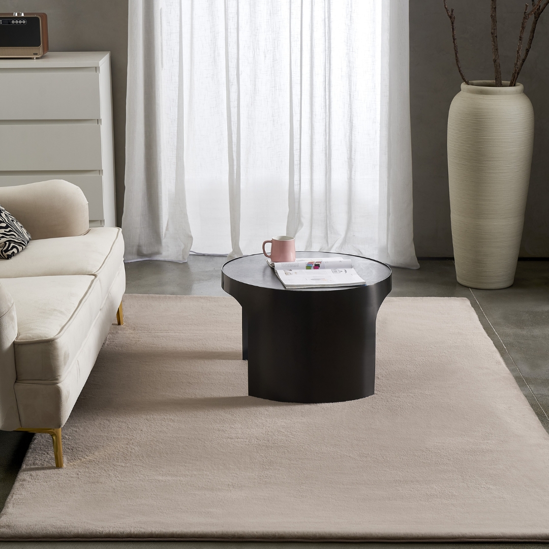 Taupe matta i ett vardagsrum med minimalism stil och design.