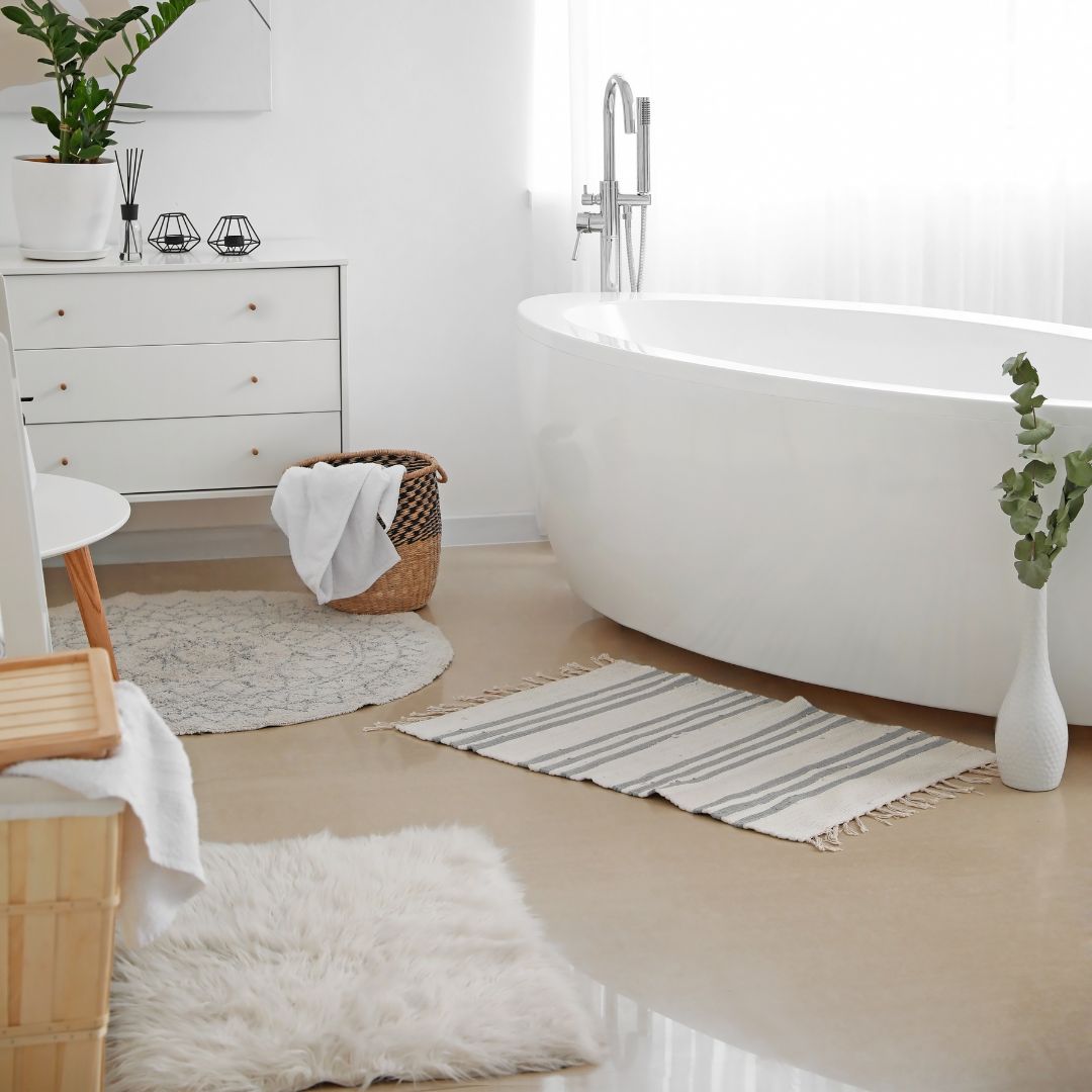 Vit trasbadrumsmatta i perfekt storlek för badrummets utrymme och layout som skapar en känsla av lyx och komfort.
