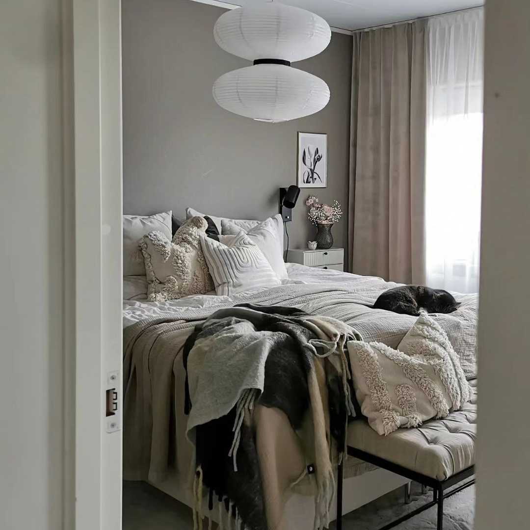Modernt sovrum med fina sammetsgardiner i fräscht och rent skick.