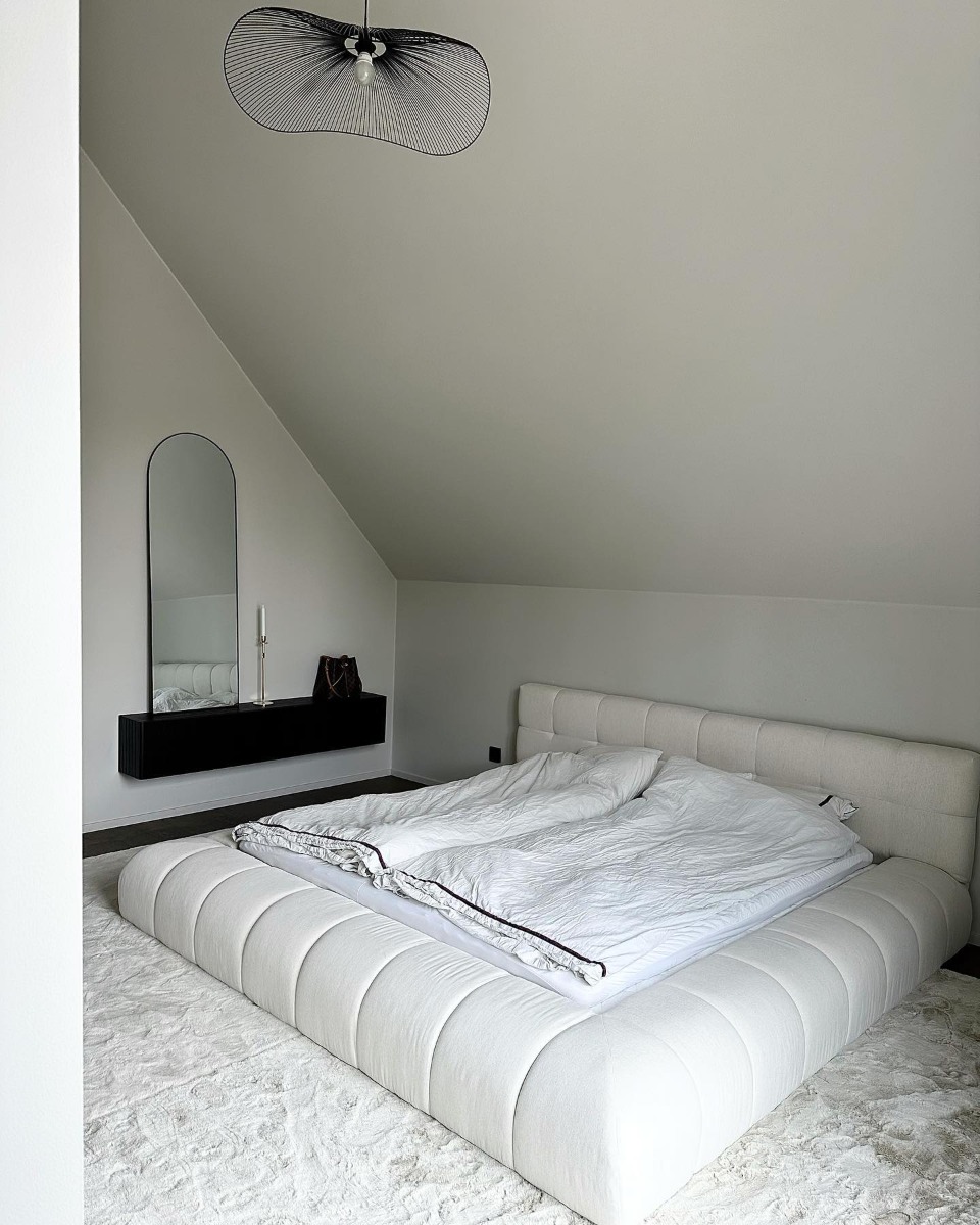Ljus och modern inredning i sovrum med vita mattor under 180 säng i vit färg. Rent och fint hem som inspirerar till mer inredningsförändring hemma.