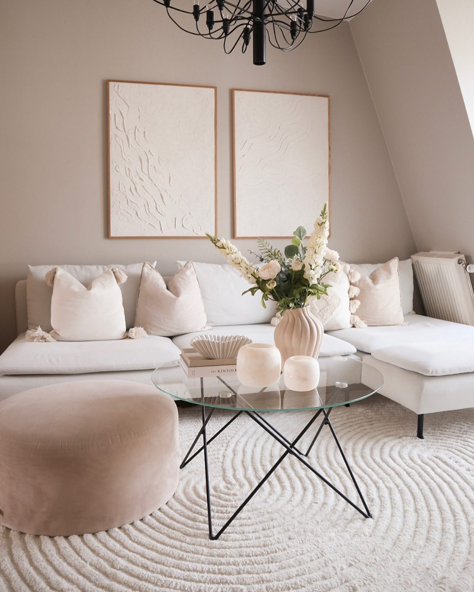 Matta av materialet polyester i vardagsrummet utstrålar harmoni och stil.