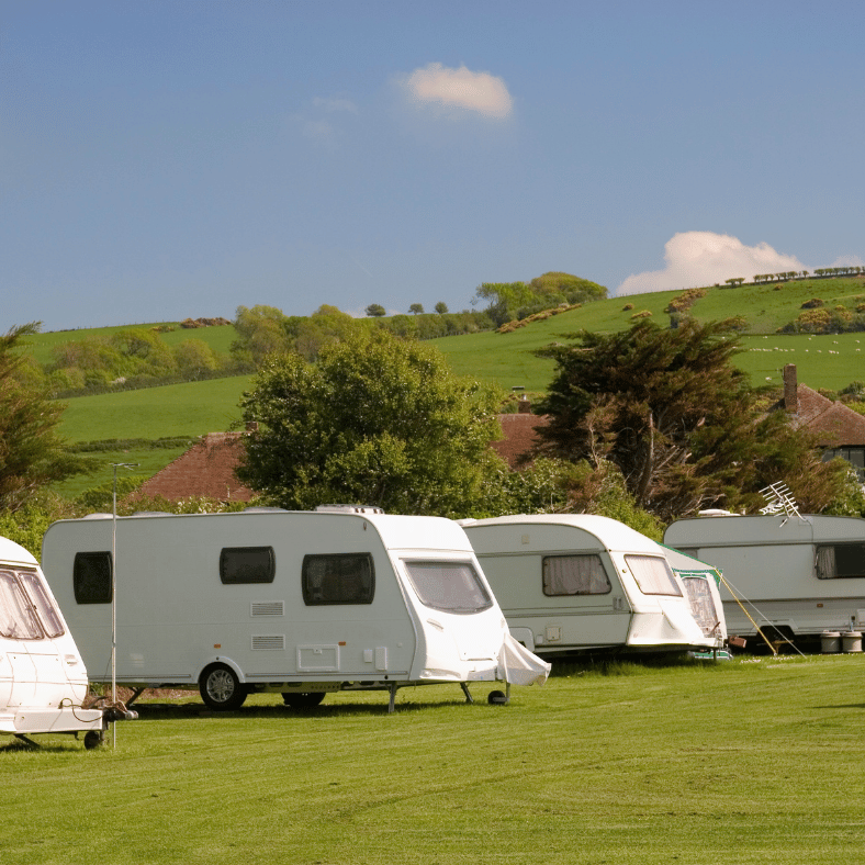 Husbilar och husvagnar i campingplats.