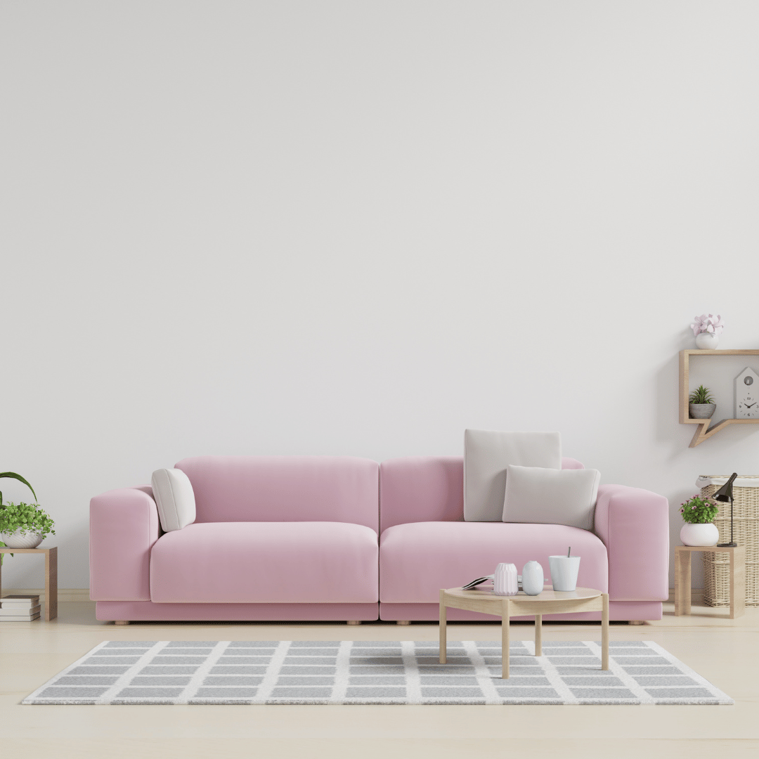 Mönstrad matta under rosa soffa i vardagsrum skapar en unik och personlig inredning.