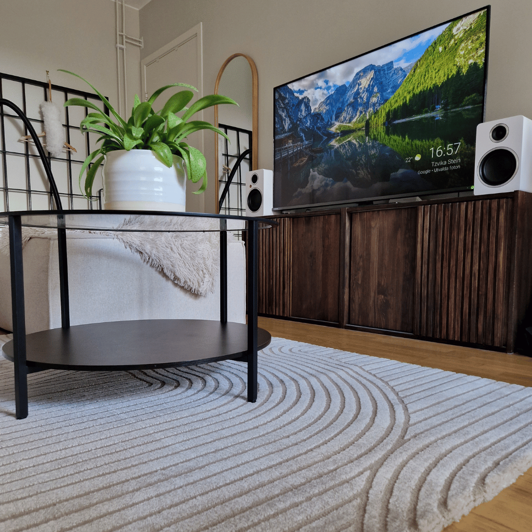 Japandi inredning med vacker mönstrad matta i vardagsrum.