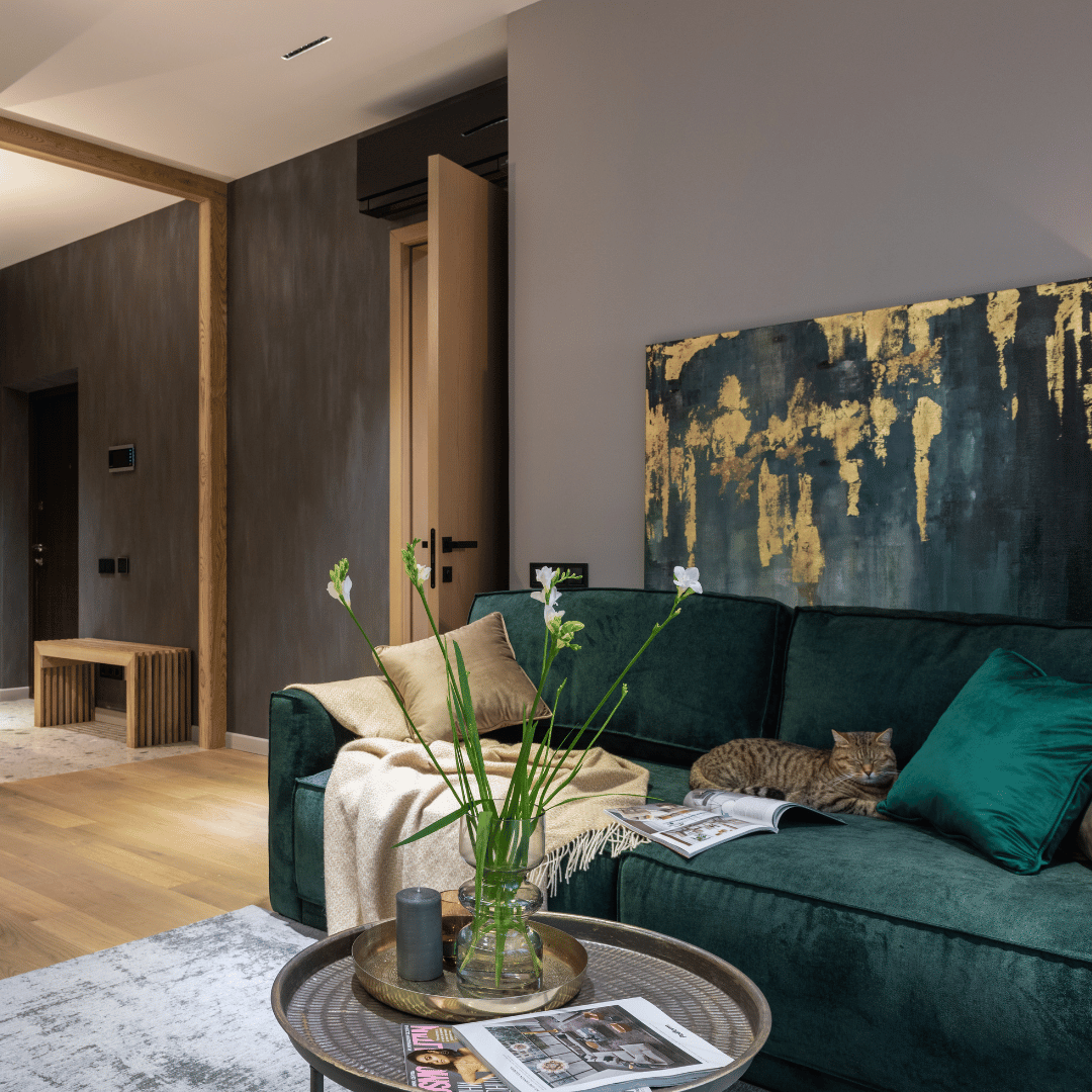 Mönstrad matta under en grön soffa skapar en exklusiv och elegant heminredning.