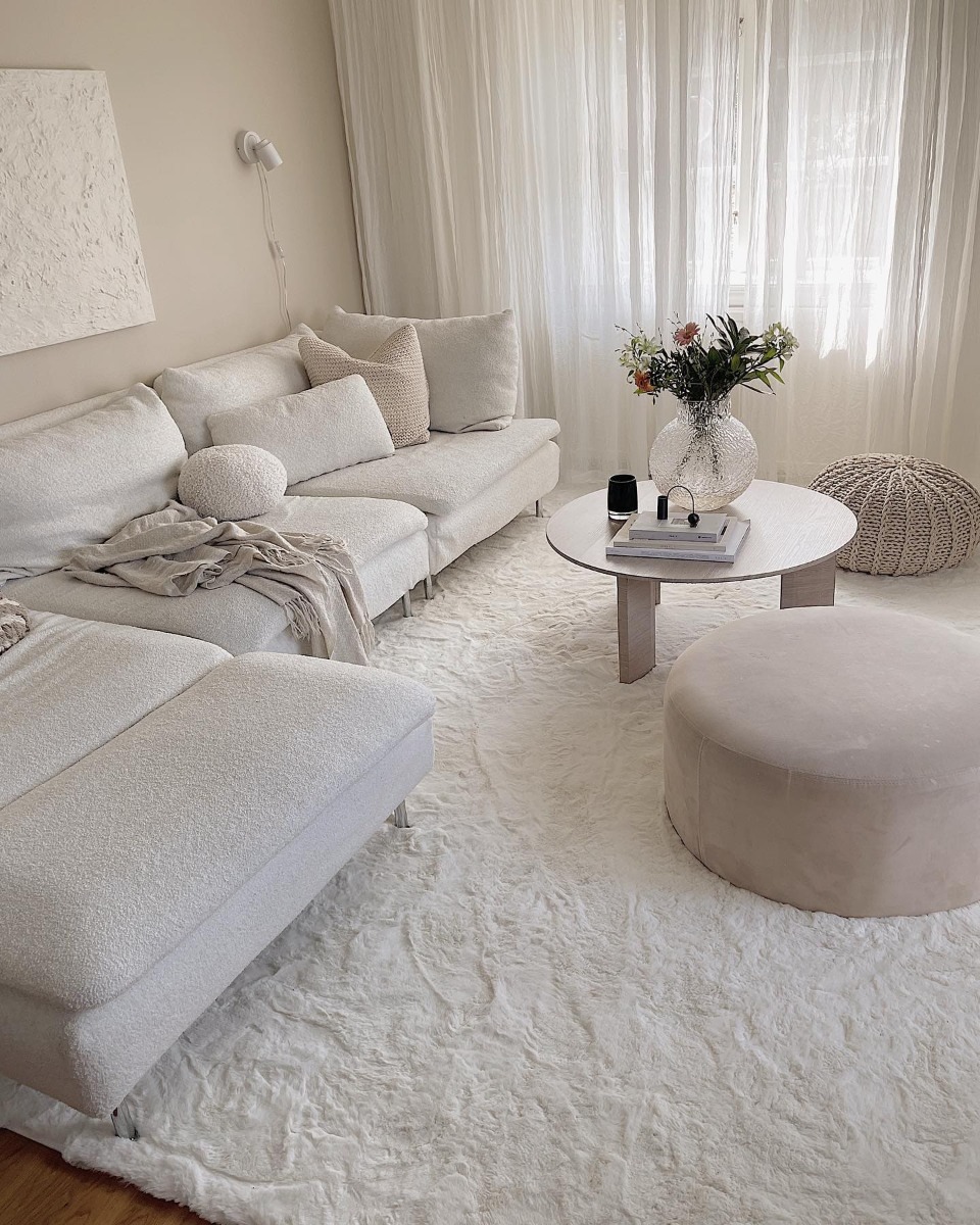 Offwhite matta till beige soffa i vardagsrummet