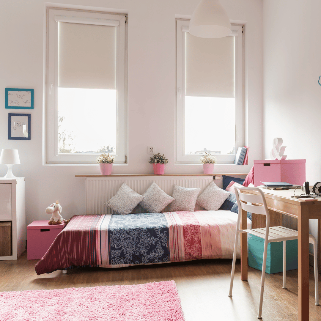 Rosa matta i ungdomsrum i rosa och lila färgpalett