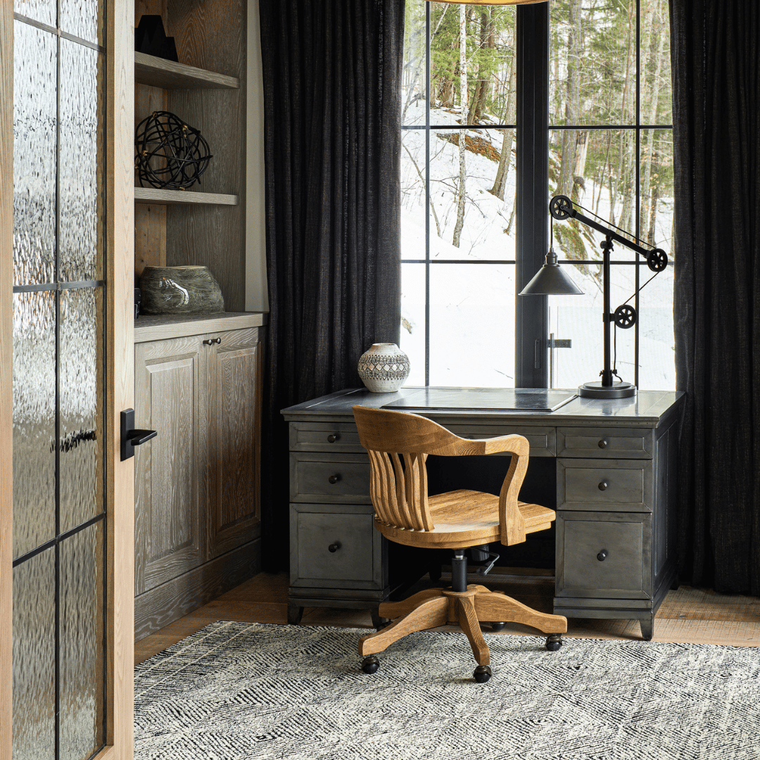 Kortskuren matta med unika mönster i ett kontor hemma med skrivbord på mattan.