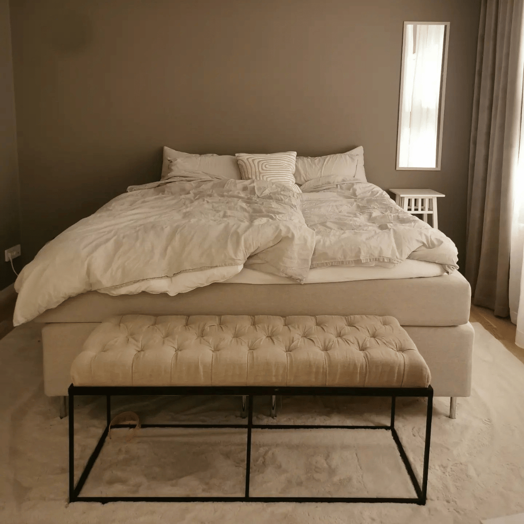 Matta under 180 säng med matchande neutral beige färgnyans som skapar en harmonisk atmosfär i sovrummet.