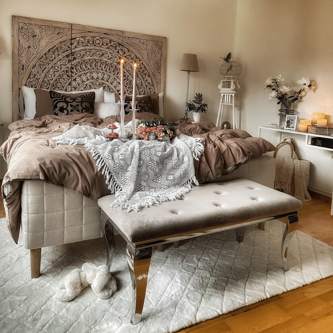 Mönstrad matta under 180 säng skapar en perfekt balans av komfort och stil i sovrummet.
