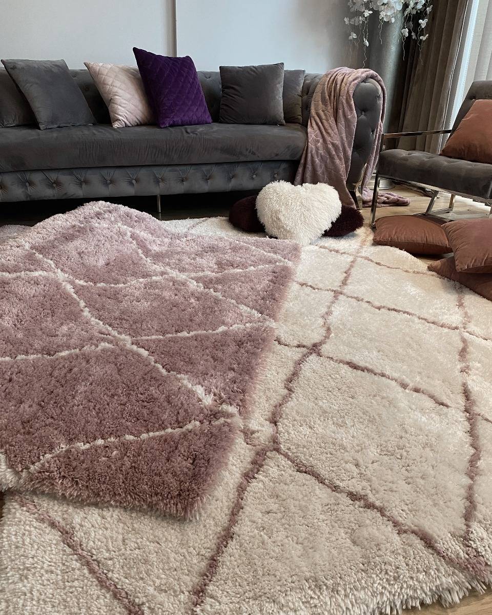Rosa matta på en vit matta som skapar en snygg kontrast i vardagsrum.