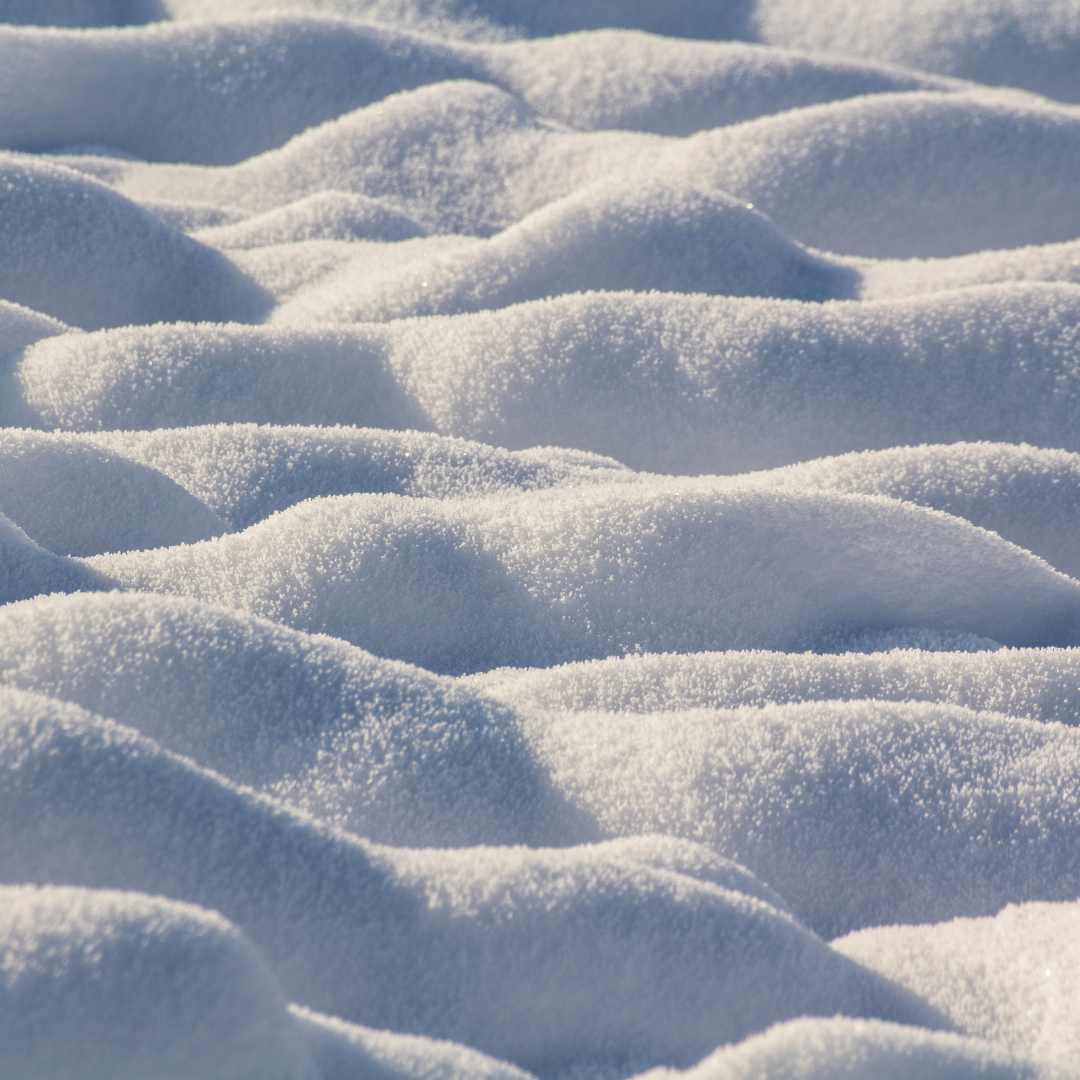 Mycket snö utomhus som naturligt har skapat en vacker syn för ögat.